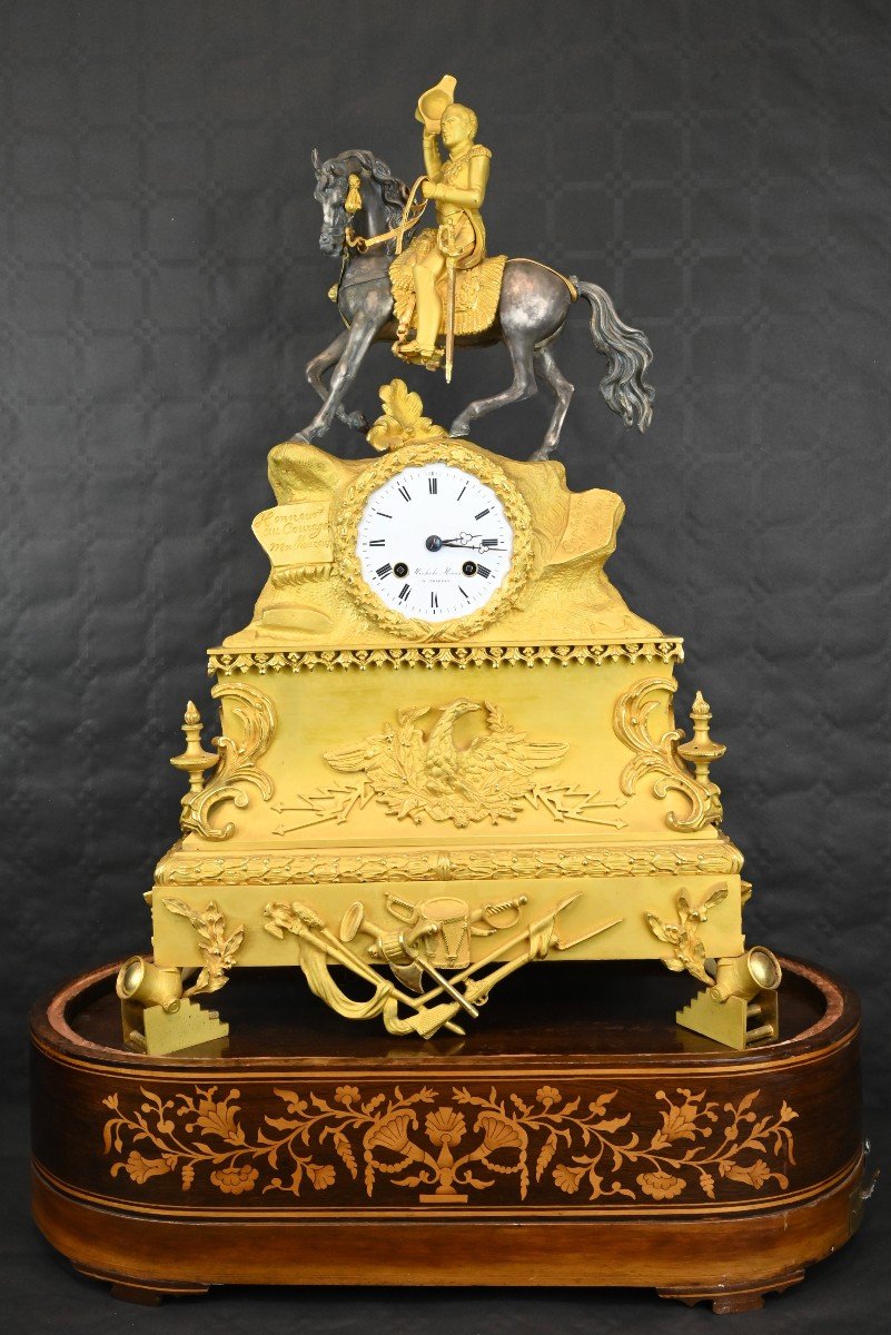 Horloge De Table Avec Napoléon, Socle En Bois Incrusté Et Cloche d'Origine - 19e Siècle